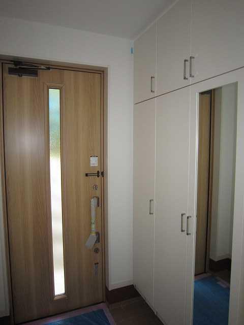 Entrance. Entrance of the shoe rack also comes with a storage capacity rich in mirror