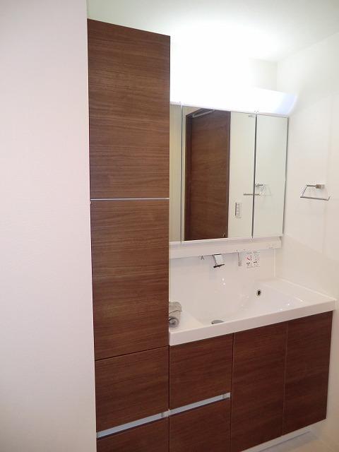 Wash basin, toilet. Local (2013) Shooting