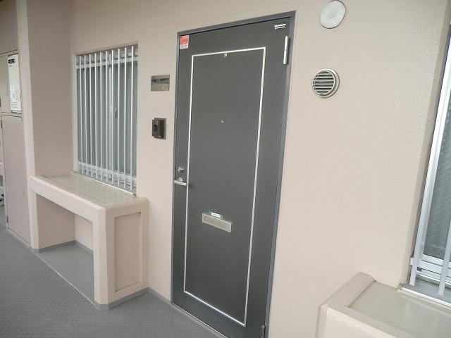 Entrance. Local (2013) Shooting