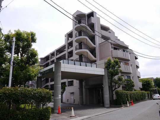 Local appearance photo. An 8-minute walk from the Grand Berry Mall, Life is convenient. Yang hit in the southeast angle room ・ View is good of renovation already Mansion.