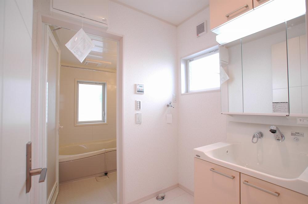 Same specifications photos (Other introspection). Also it can be stored, such as a toothbrush with three-sided mirror ☆