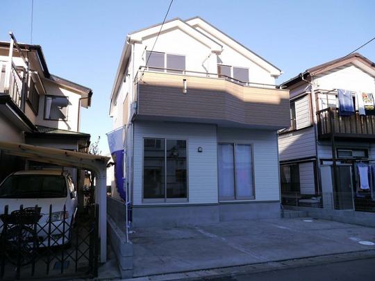 Local appearance photo. Elementary and junior high schools in Tamasakai Station walking distance ・ Supermarket ・ Drugstore is convenient environment also shopping, etc. in the vicinity. Car space There are also three.