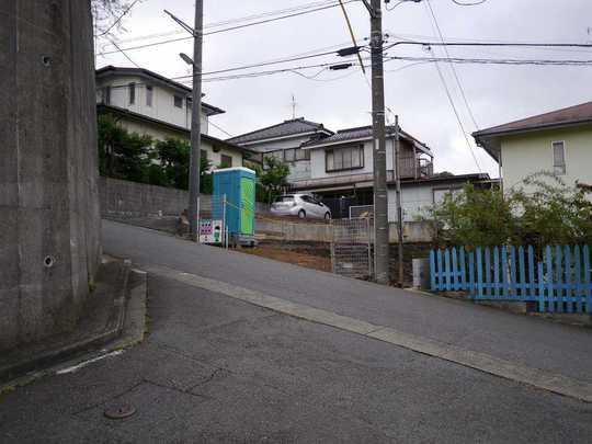 Local photos, including front road. Elementary and junior high school nearly in all the living room facing south in a quiet residential area of lush environment, Is an environment suitable for child-rearing.