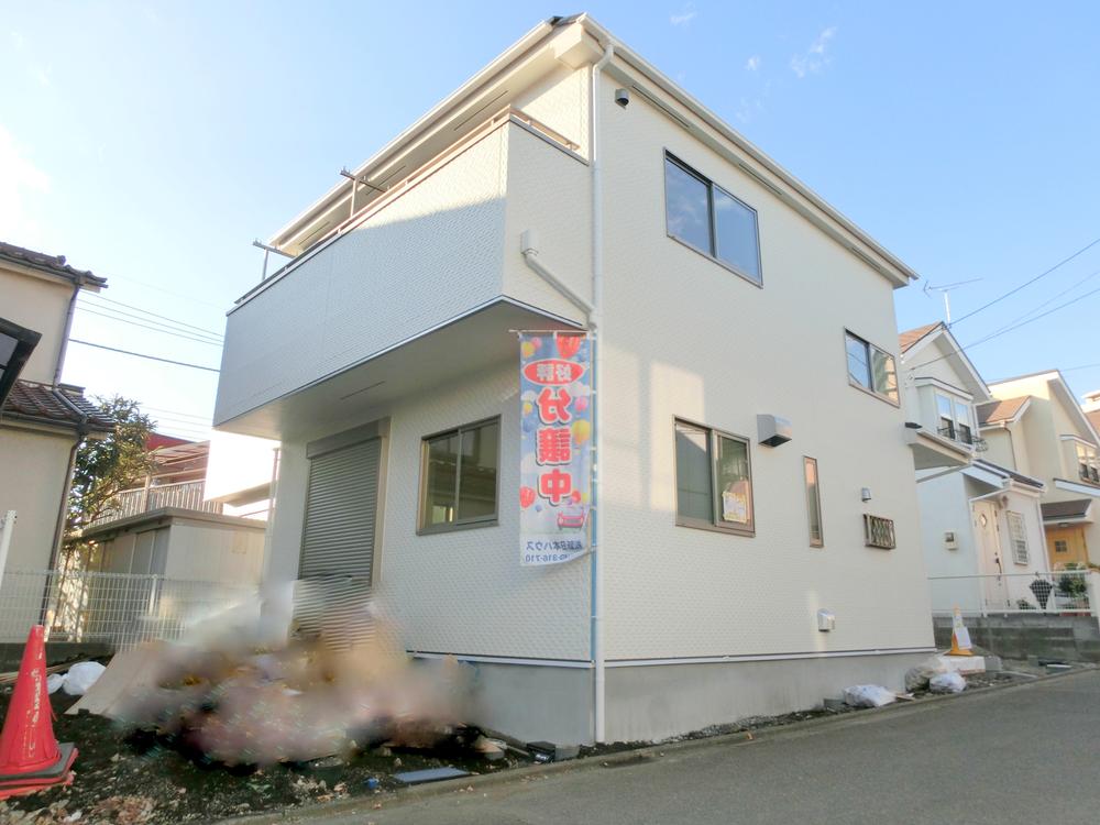 Local photos, including front road. The building is finished soon.