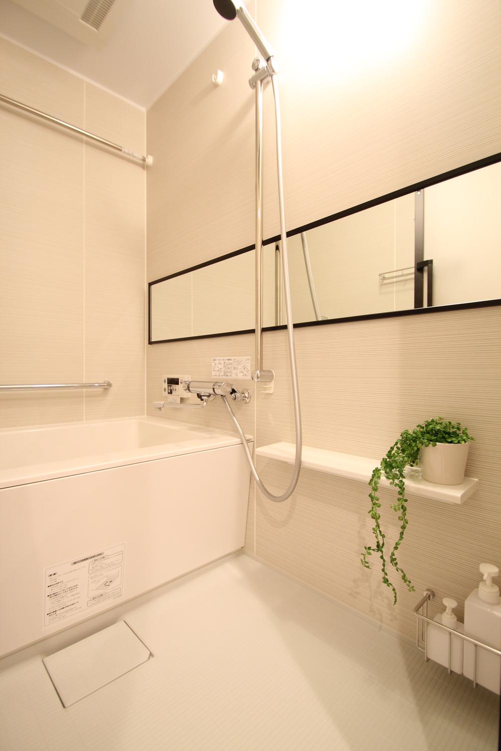Bathroom. Bathroom with wide mirror. Each unit bus and the new exchange, Established a new bathroom heating ventilation dryer.