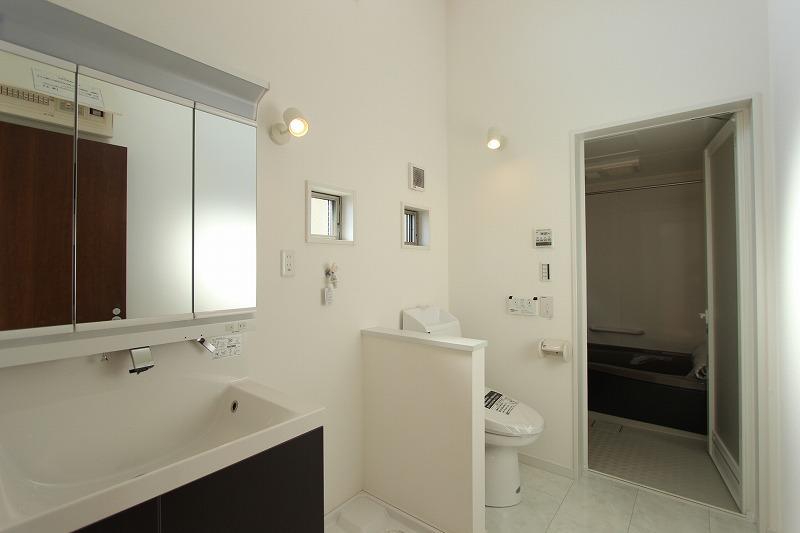 Wash basin, toilet. Wide because it is easy to place furniture, such as a towel holder.