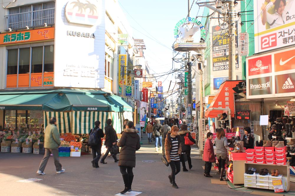 Other. Liberal arts college, Shopping street is bustling.