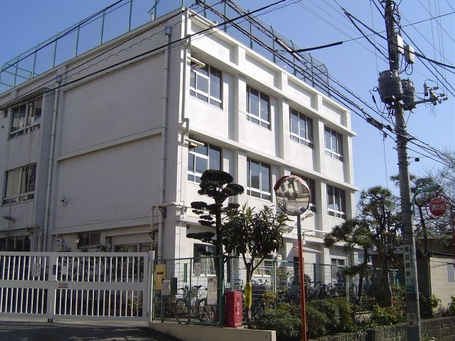 Primary school. Ward Sugekari up to elementary school (elementary school) 270m