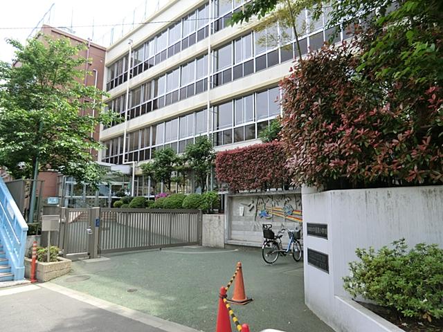 Junior high school. 755m to Meguro Ward Meguro Central Junior High School