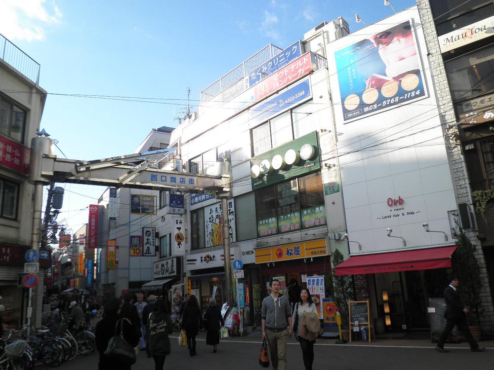Streets around. Gakugeidaigaku Station has become the shopping district. 