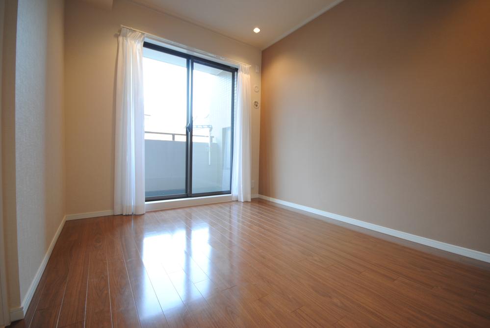 Walk-in closet with a bedroom