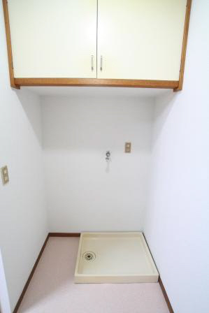 Toilet. It is the Laundry Area. It is with the upper receiving. 