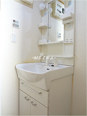 Washroom. With shampoo dresser