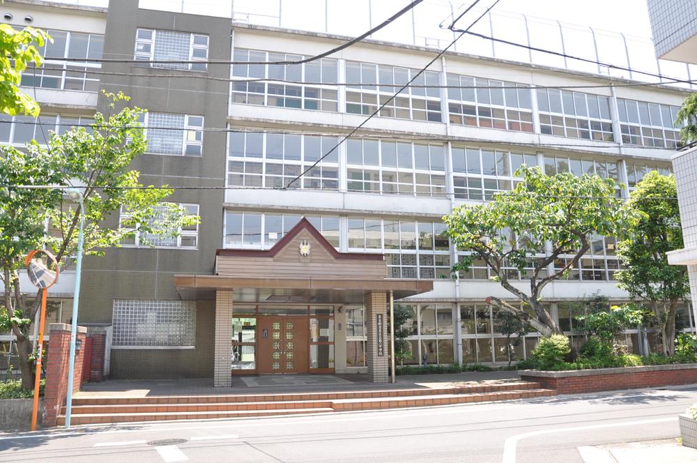 Junior high school. Meguro Ward eighth Junior High School.