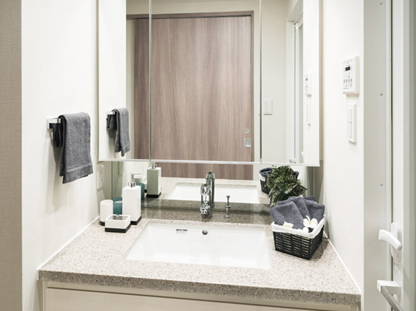 Bathing-wash room.  [Dressing Room] Dressing Room that granite counters to produce a sense of quality is, To produce a neat space because the storage space has been enhanced.