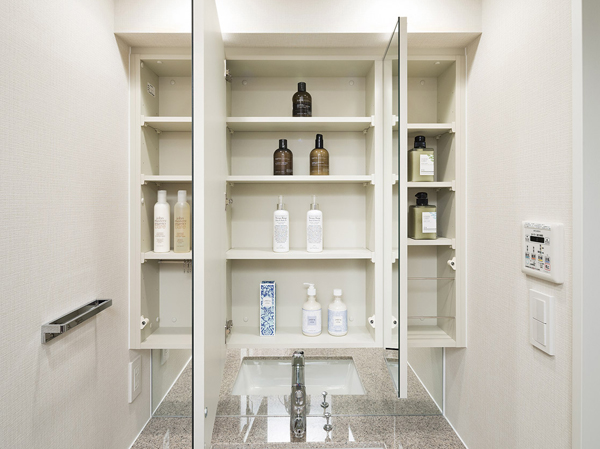Bathing-wash room.  [Rear storage with triple mirror] Storage space is provided on the rear surface of the mirror, You can pay etc. and clean cosmetics and hair care products.