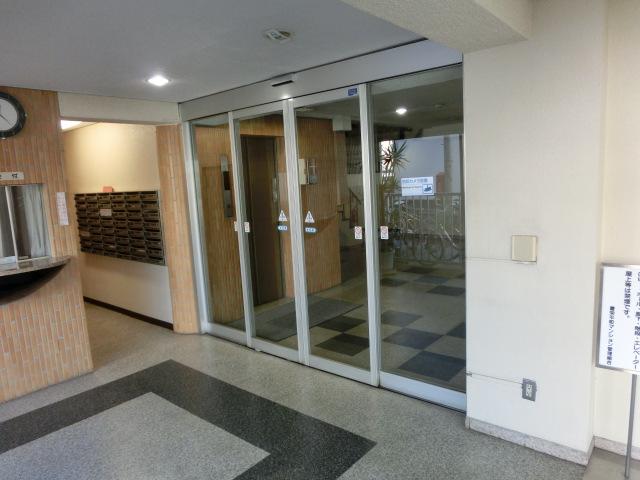 Entrance.  ■ Auto-lock equipped. Common areas