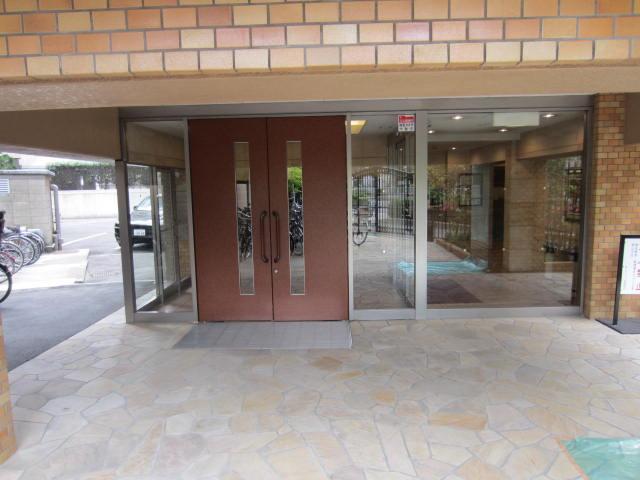 Entrance. Common areas