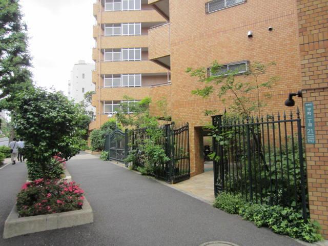 Entrance. Common areas