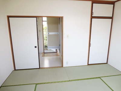 Other room space. Japanese-style day good to settle down