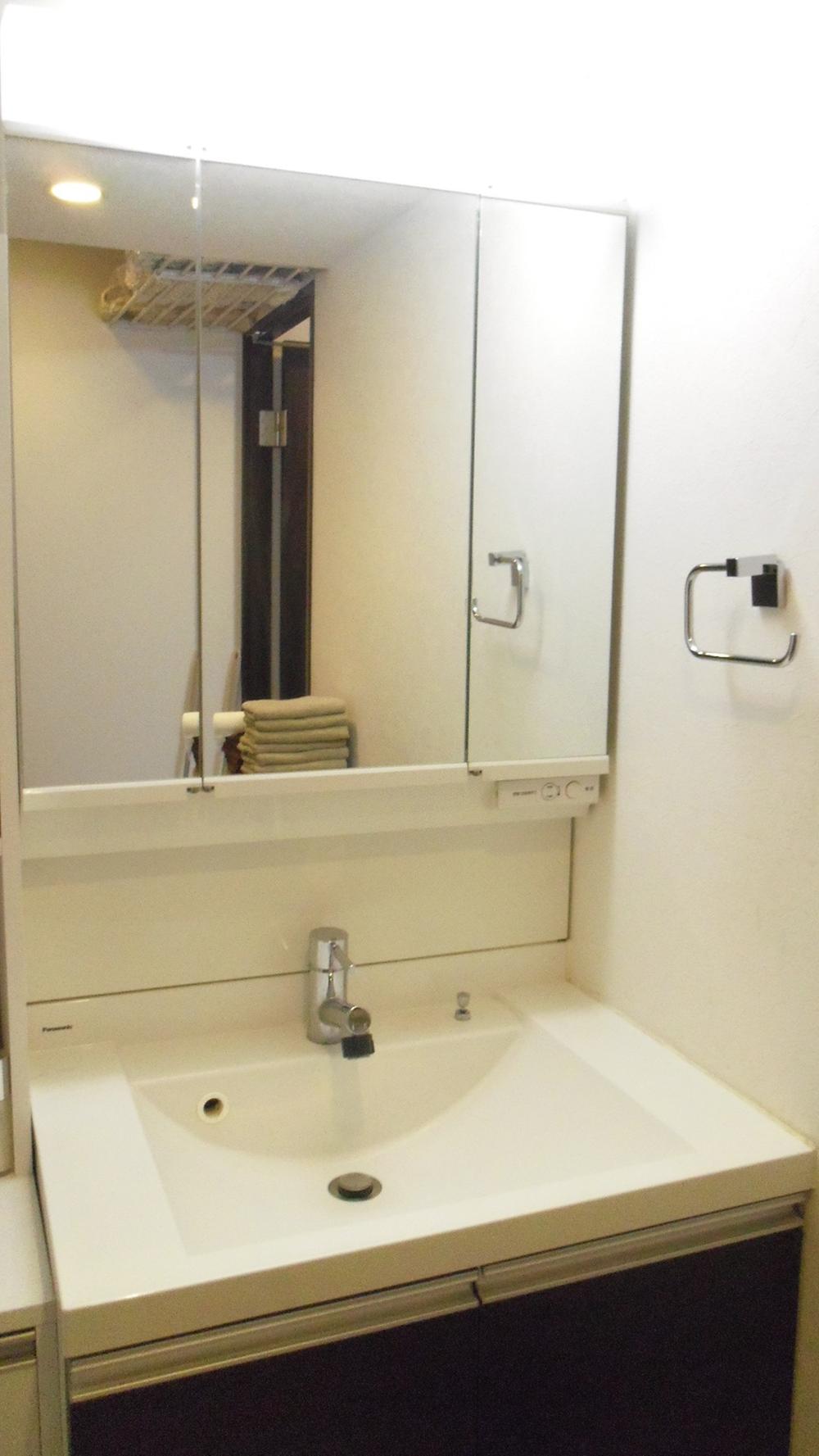 Wash basin, toilet. Indoor (11 May 2013) Shooting