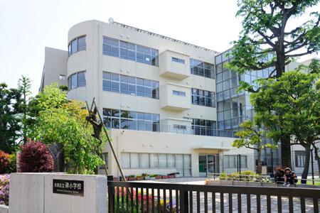 Primary school. It is an elementary school with a 220m indoor pool to Meguro Tatsuhi elementary school.