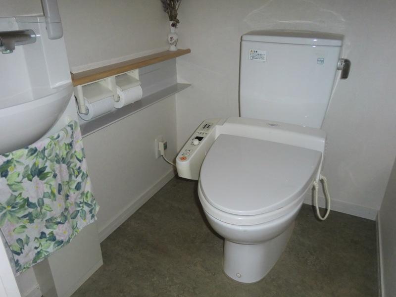 Non-living room. Toilet (with hand washing)