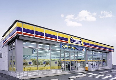 Convenience store. MINISTOP up (convenience store) 87m