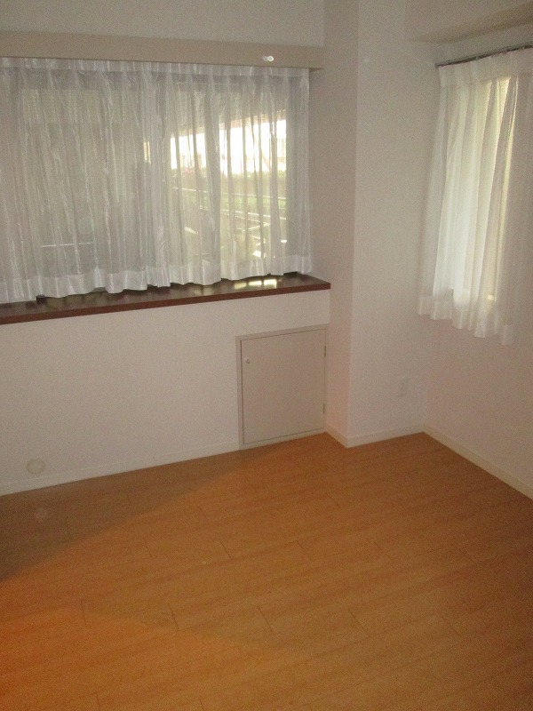 Living and room. Same property separate room photo