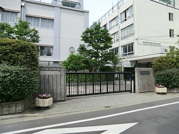 Junior high school. 200m to Meguro Ward fourth junior high school