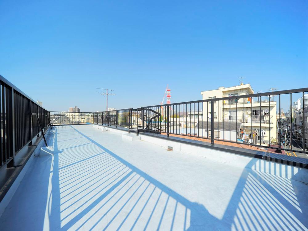 Balcony. Rooftop that can practice of BBQ and golf