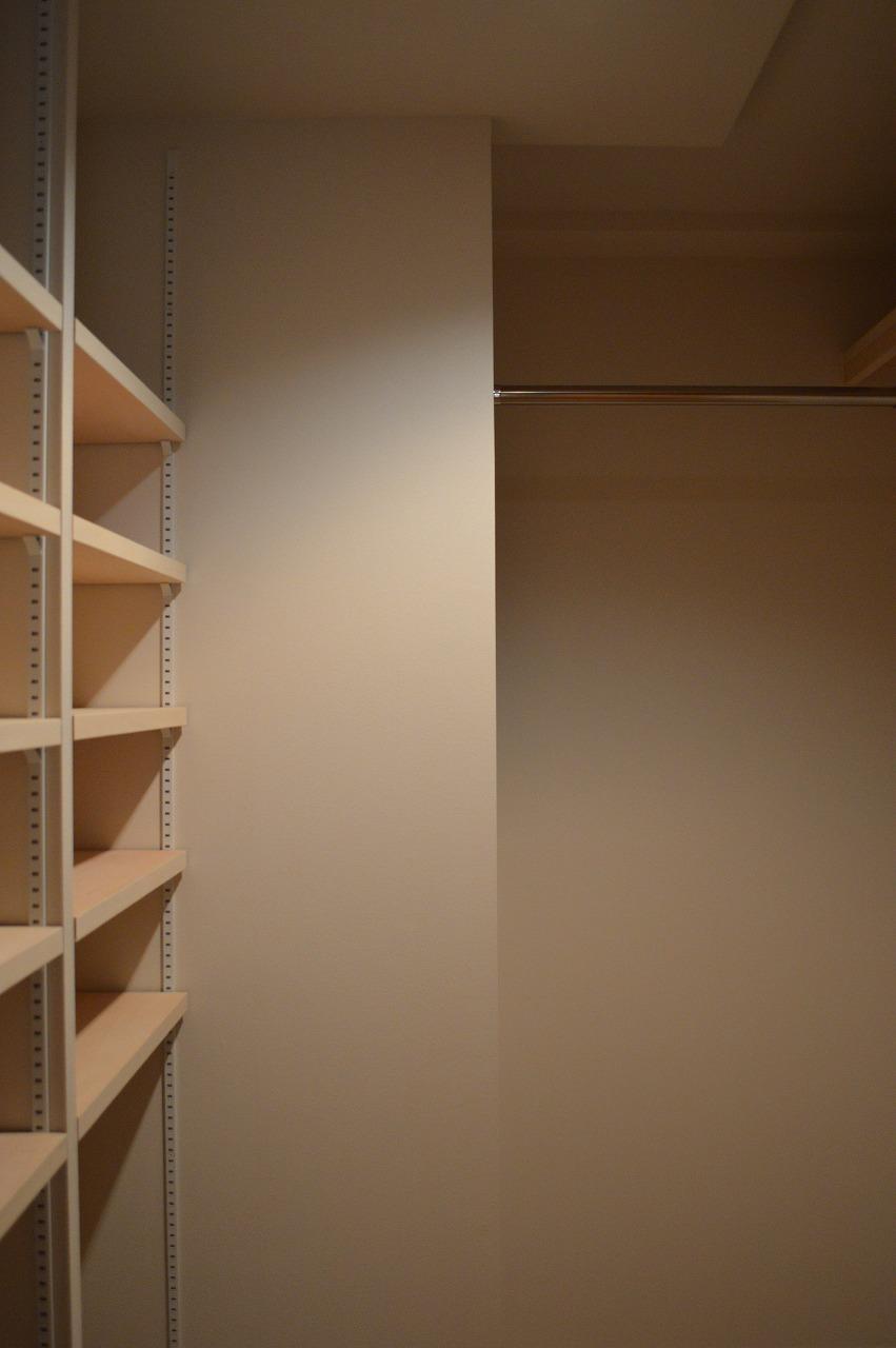 Receipt. Partitioned by a sliding door in the room of the room1, Functional walk-in closet (WIC1) is
