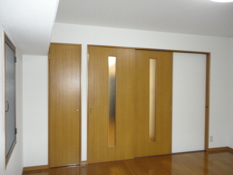 Living and room.  ■ Divided the kitchen space and close the sliding door.