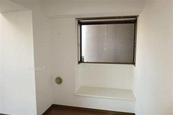Non-living room. There is a bay window to the Western-style 4.2 Pledge