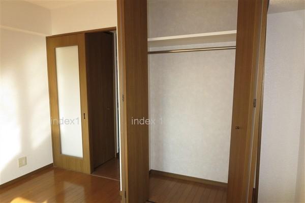 Non-living room. Hito good Western-style pat also housed