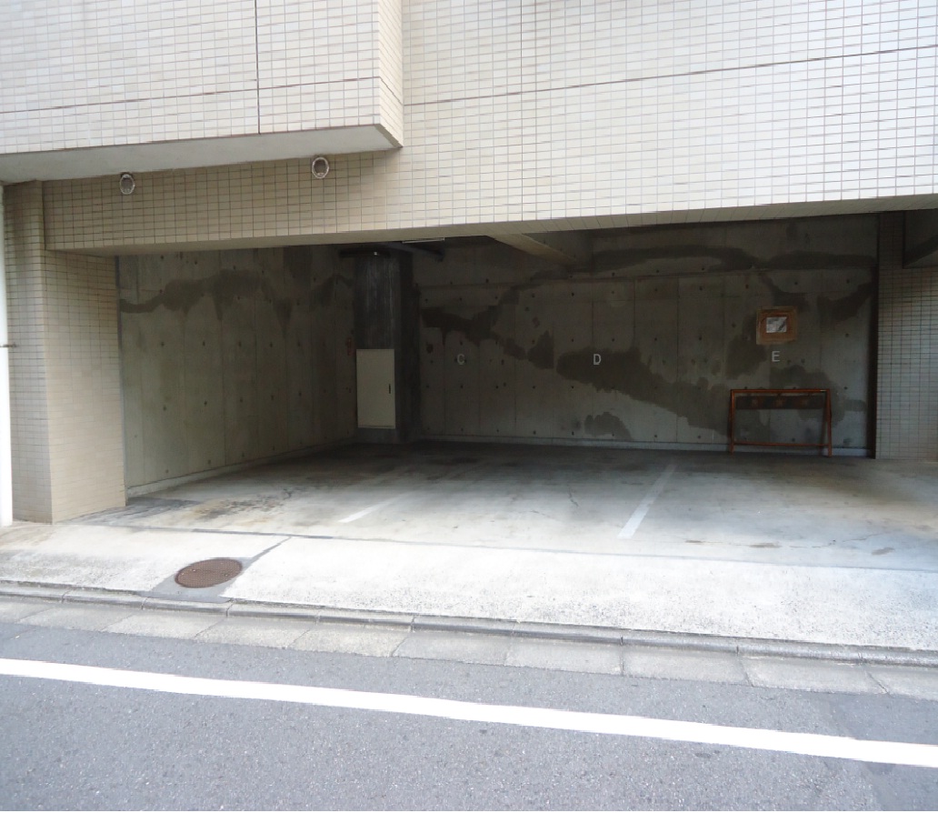 Parking lot. There is covered parking. 30,000 yen is (consumption tax included).