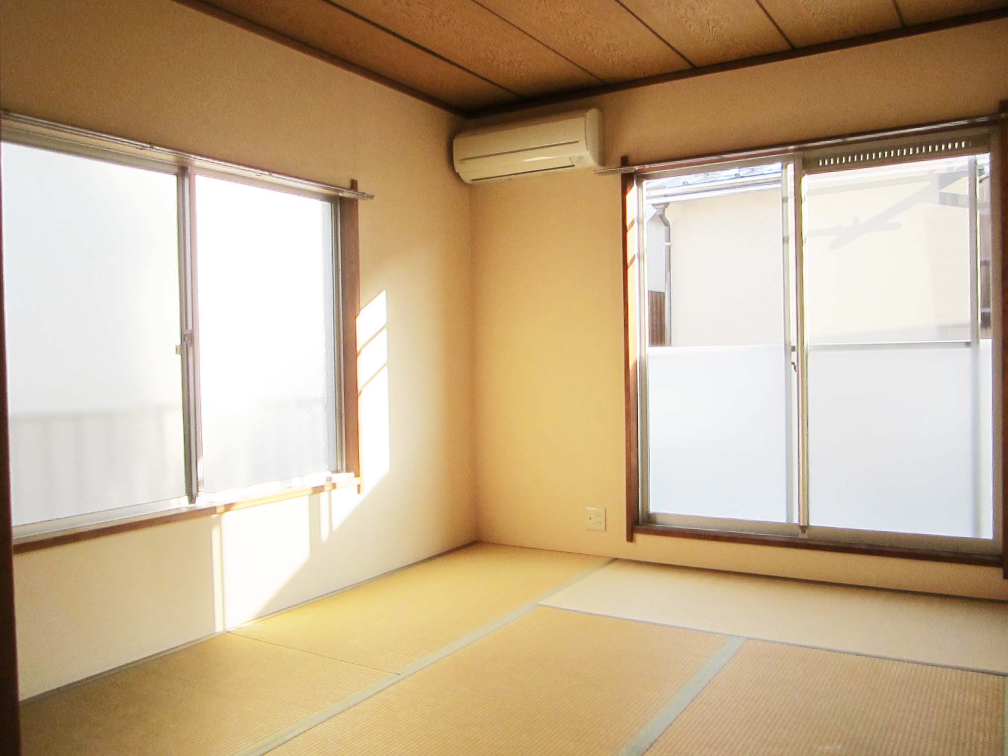 Living and room. Second floor of the Japanese-style room is also bright with two faces lighting