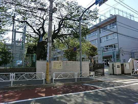 Primary school. 715m elementary school to Meguro Ward Higashine Elementary School does not miss the point that the popularity of "Higashine Elementary School"
