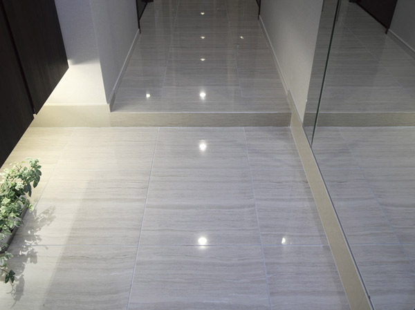Other.  [Entrance floor] Entrance floor which was nestled in the same material, Agarikamachi, Corridor. Indirect light of footwear put under illumination will produce a feeling of luxury.