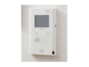 Security.  [Intercom with TV monitor] Installing the intercom with TV monitor to be able to release the auto lock of the entrance from the room. Visitor recording function ・ Also features a recording function. (Same specifications)