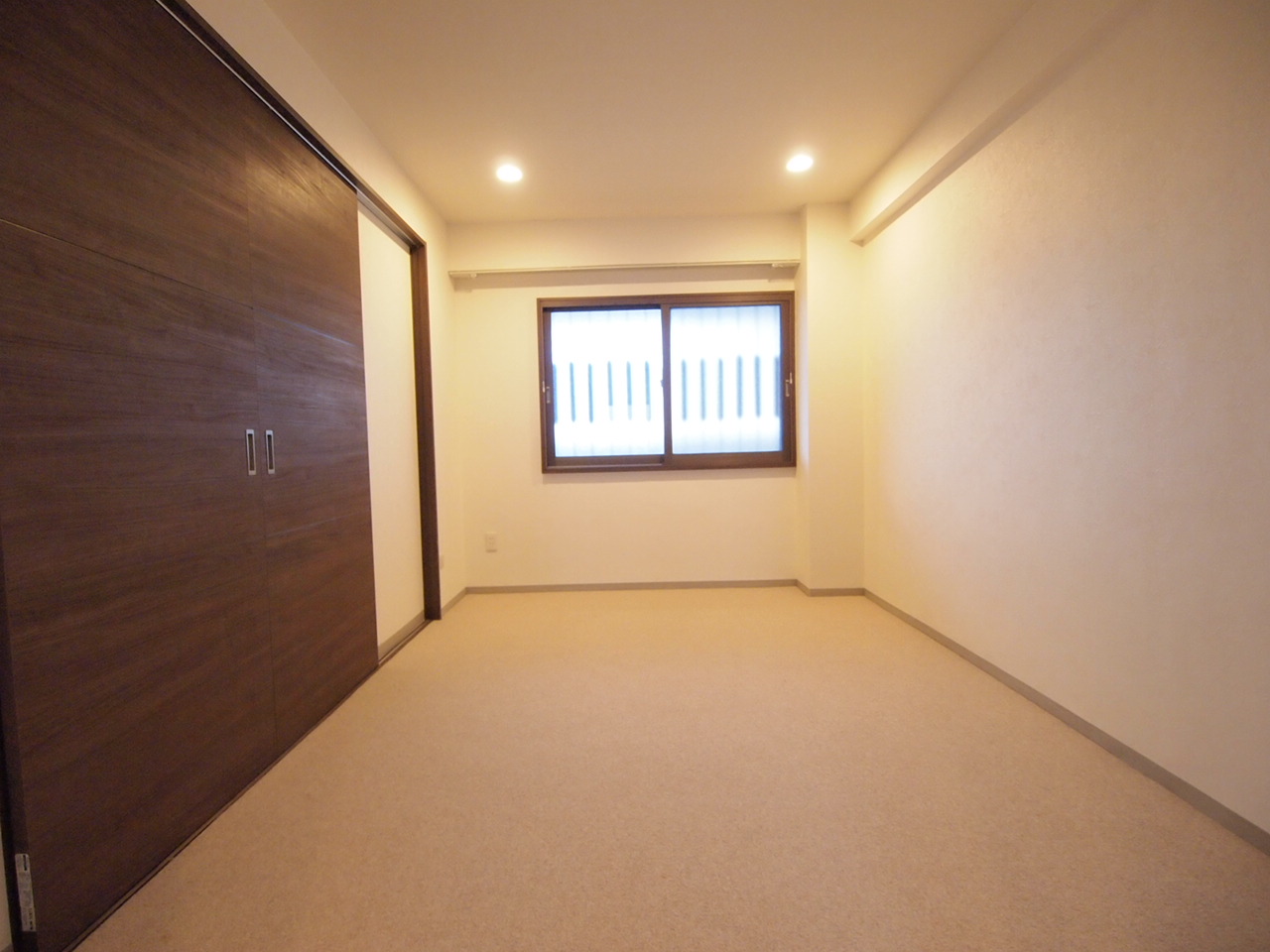 Living and room. Bedroom also renovated! Paste floor carpet ・ Convenient double sliding door. 