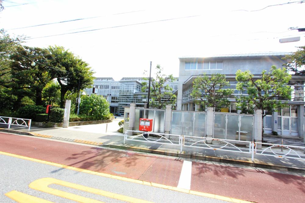 Primary school. Municipal Midorigaoka elementary school. 