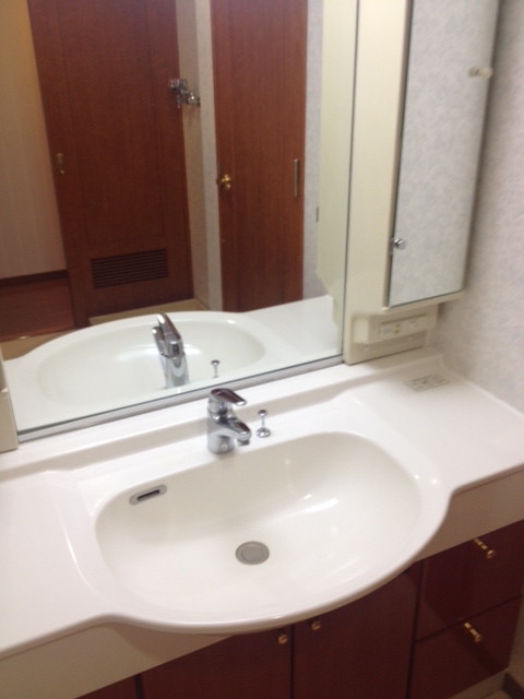 Washroom. Three-sided mirror type