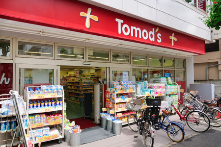 Dorakkusutoa. Tomod's (drugstore) to 200m