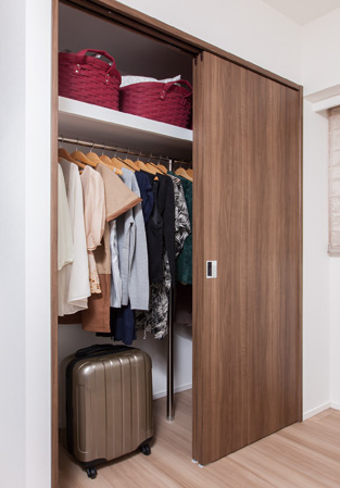 Receipt.  [closet] Closet felt the margin, Convenient space for storage, such as clothes. The width of the wardrobe is more spread. (F type such as some type)