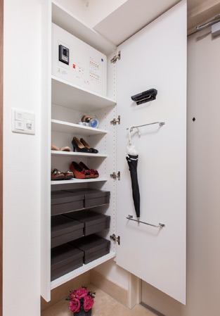 Receipt.  [Over the front door storage (umbrella ・ Place slippers ・ Place seal)] Large front door storage to tidy beautiful noticeable entrance around to the moment you enter the house. Many of the shoes and slippers, It has become possible to put away as well, such as seal. (F type such as some type)