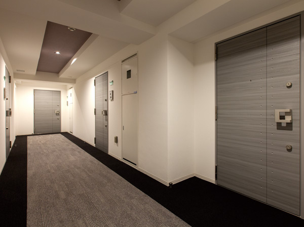 Shared facilities.  [Inner hallway] Each floor of the passage is clean without being exposed to the wind and rain from the outside, It has also adopted the corridor within which protect privacy.  ※ August 2013 shooting