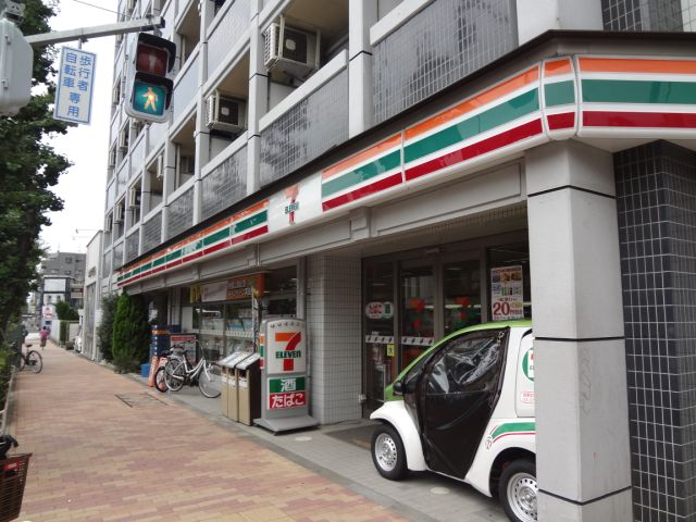 Convenience store. 210m to Seven-Eleven (convenience store)