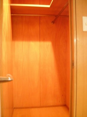 Living and room. Walk-in closet