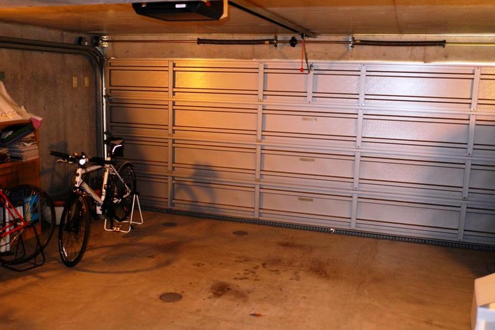 Parking lot. Large parking lot of peace of mind in the shutter with. Two You can park. Place for storing bicycles ・ It can also be used in warehouses, etc..